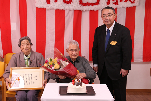 写真：横間の畠山勇藏さん祝百歳2