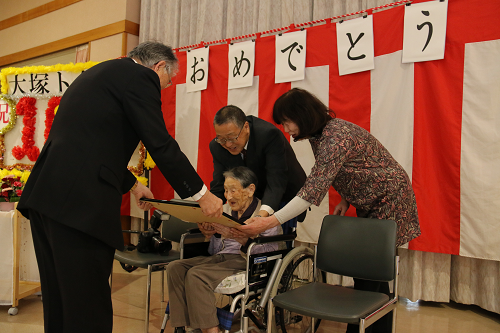 写真：大塚トクエさん百歳02