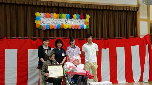 山本ミサさん　百歳祝贈呈式2