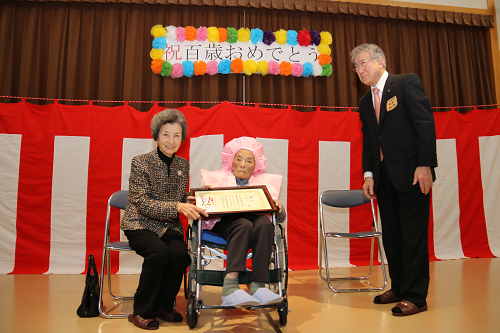 山本ミサさん　百歳祝贈呈式3