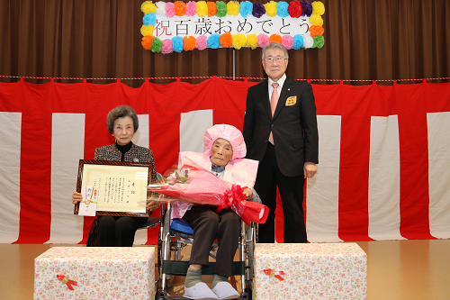 山本ミサさん　百歳祝贈呈式4