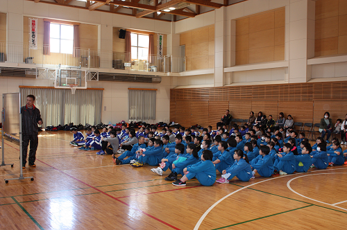 スポーツ少年団合同入団式　戸島義夫先生の指導