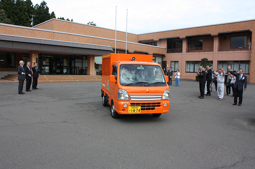 移動図書館車 出発