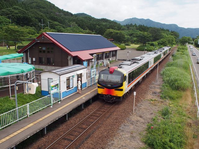 写真:町内で唯一リゾート白神が停車する「あきた白神駅」は人気のフォトスポット