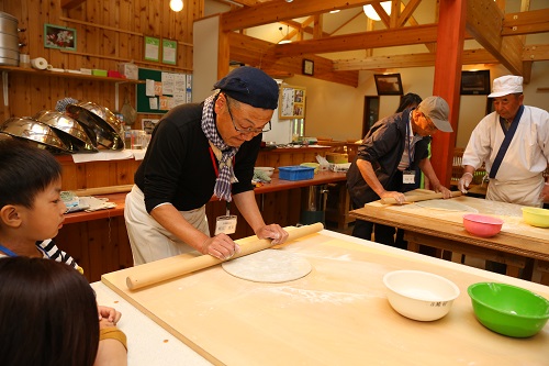 写真:そば打ちの様子