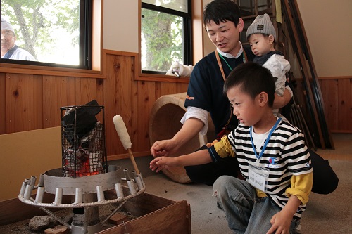 写真:きりたんぽを焼く子供