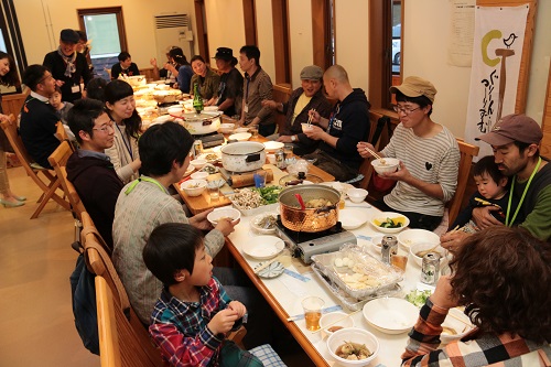 写真:食事の様子2