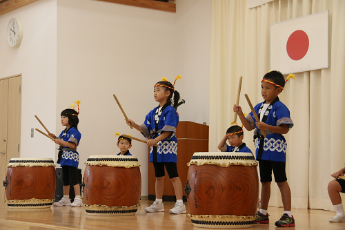 写真:八峰子ども太鼓演奏の様子