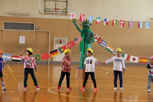 写真:マイムマイムを踊る様子