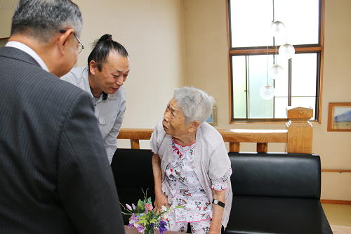 写真:越中サツヨさんとお話している様子