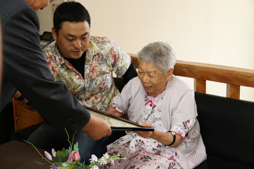 写真:越中サツヨさんが賞状を受け取る様子