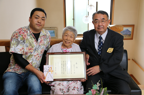 写真:越中サツヨさん、町長、息子さんとの3ショット