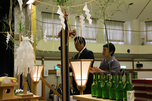 写真:池田忠男さんとノリ子さんが拝礼