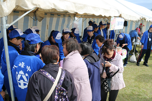 写真:商品を買う人