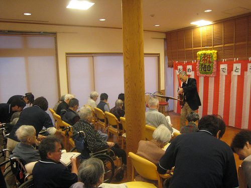 写真:後藤則夫さんが歌う様子