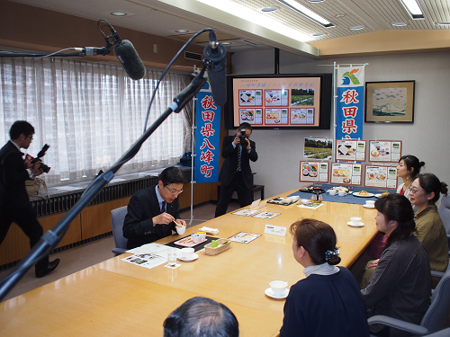 写真:川原副知事が試食する様子