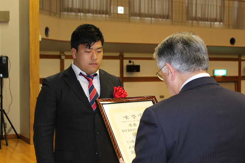 写真:齊藤剣君が町長特別賞を受賞