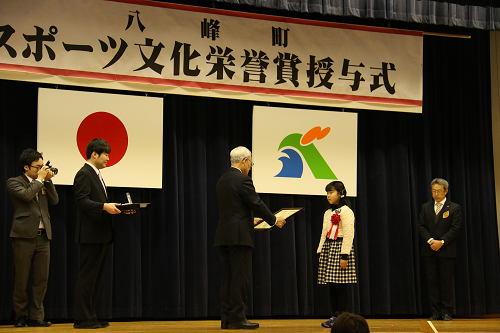 写真:芦崎絢音さんが小中学生奨励賞受賞