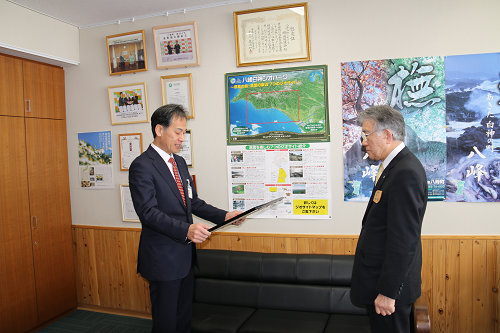 写真:倉部山本地域振興局長から表彰状1