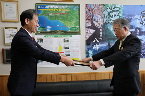 写真:倉部山本地域振興局長から表彰状2