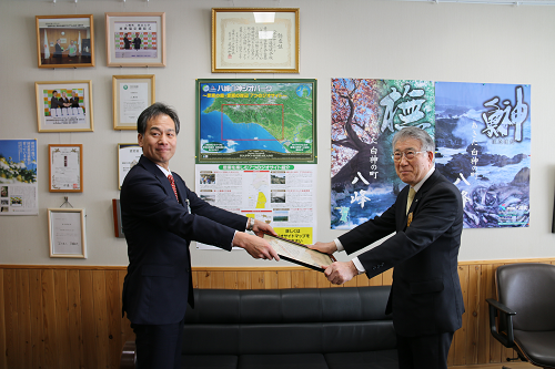 写真:倉部山本地域振興局長から表彰状3