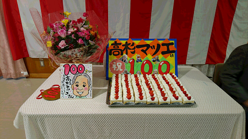 写真:100個のショートケーキ