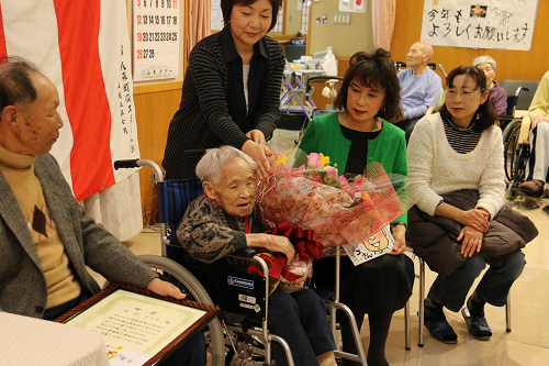 写真:花束贈呈