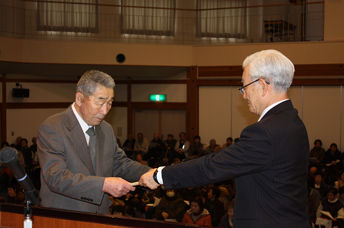 写真:修了証書贈呈