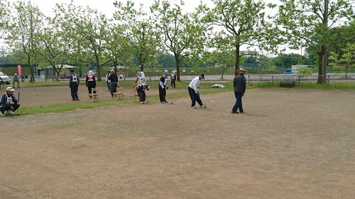 写真:ゲートボールプレイ中