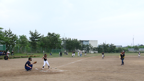 写真:野球をしている