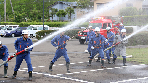 写真:隊員の消火実演