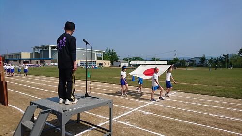 写真:国旗を持ち行進