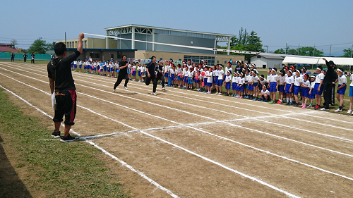 写真:お父さんたちが走る様子