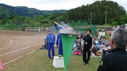 写真:聖火の点火