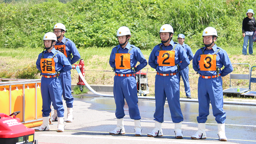 写真:チームで休めをする様子