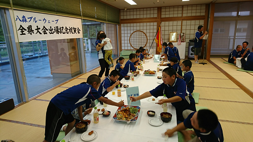 写真:食べ物を取る様子