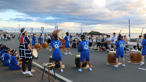 写真:日中太鼓を演奏する様子