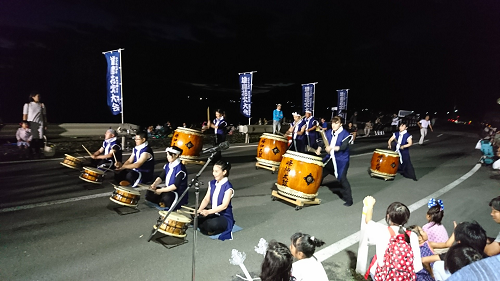 写真:夜太鼓を演奏する様子