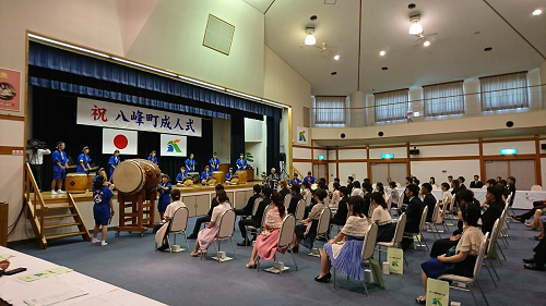 写真:八峰中生による太鼓演奏