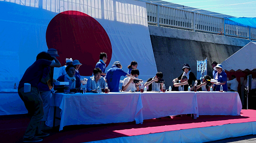 写真:あわびのケツコそば食い大会