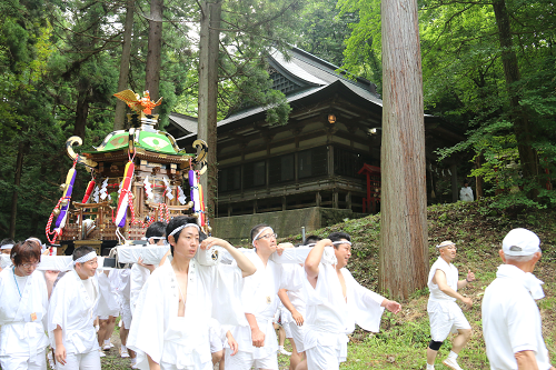 写真:神輿を担ぐ様子