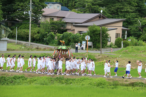 写真:行列で担ぎ歩く様子