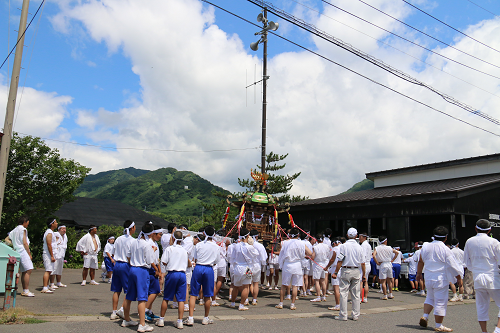 写真:担ぎ手の後ろ姿