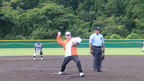 写真:始球式