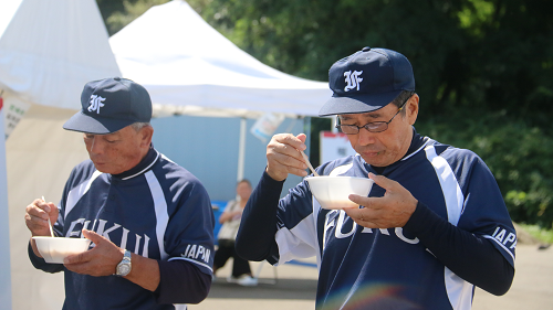 写真:石川そばを食べる様子