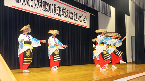 写真:茂浦民謡同好会のて踊り