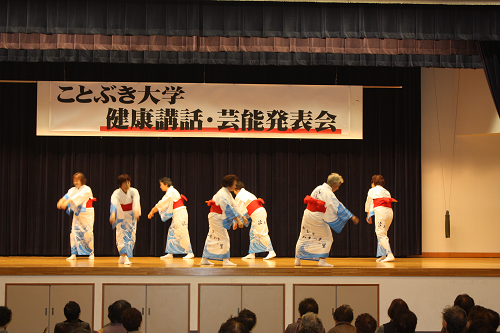 写真:大学生の踊り1