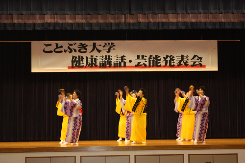 写真:大学生の踊り2