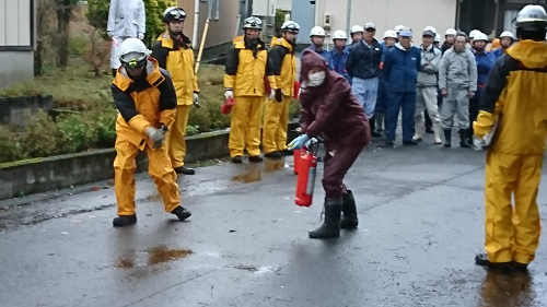 写真:消化器を持つ住民