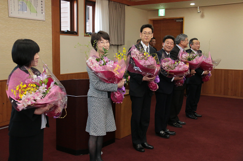 写真:退職者に花束贈呈
